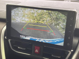 後方の映像に目安となるガイド線が重なり、駐車時に周囲や車両との距離を確認しやすい構成です。見通しにくい後方の状況把握を助け、毎日の駐車をサポートします。