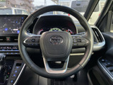 運転席から手を離さずに扱えるスイッチを左右に備え、よく使う機能へアクセスしやすい構成です。メーターや画面を見ながら操作しやすく、日常の運転をサポートします。