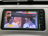 テレビ番組を画面で楽しめる装備を備えています。停車中の待ち時間などに映像を視聴でき、車内で過ごす時間をより快適にお使いいただけます。視聴は停車時にご利用ください。
