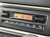 【オートエアコン】一度お好みの温度に設定すれば、車内の温度を検知し風量や温度を自動で調整。暑い&hellip;寒い&hellip;と何度もスイッチ操作をする必要はありません。快適な車内空間には必須の機能ですね♪
