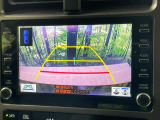 【バックカメラ】駐車時に後方がリアルタイム映像で確認できます。大型商業施設や立体駐車場での駐車時や、夜間のバック時に大活躍!運転スキルに関わらず、今や必須となった装備のひとつです!