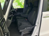前席には左右それぞれのシートとアームレストが備わり、落ち着いて過ごせる運転空間です。ドアを開けた際の出入りもしやすく、視界を確保しやすいレイアウトも魅力です。