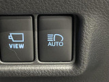 【AHB:オートマチックハイビーム】クルマに搭載されたシステムが、先行車や対向車の存在のほか周囲の明るさを検知し、ハイビームとロービームを自動で切り替える機能です。