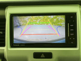 停車中にテレビ番組を視聴でき、休憩時間や待ち時間を過ごす際にも活用できます。画面内に番組映像と時刻が表示され、車内で気軽に映像を楽しめる装備です。