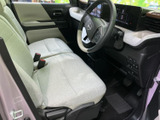 明るい色合いのシートが前席をやさしく包み、運転席まわりも視線を移しやすい配置です。足元にはゆとりがあり、乗り降りのしやすさにも配慮された空間でお過ごしいただけます。