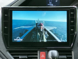 画面に映像が表示され、停車中にテレビや映像を楽しめる装備です。ナビ画面と一体の見やすい位置にあり、休憩時の気分転換にも便利。日常の車内時間を豊かにします。