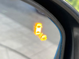 【ブラインドスポットインフォメーション】走行中、ドアミラーの死角になりやすい箇所に後続車が接近するとサイドミラー付近に警告を表示、ドライバーに注意喚起をしてくれます。