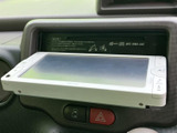 視線を大きく移さず確認できる位置にナビ画面を備え、地図や各種情報の確認に役立ちます。見やすい画面表示で、日々の移動をサポートする装備です。