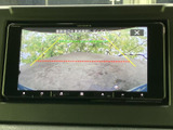 画面いっぱいに映像を表示し、色鮮やかな画面を楽しめます。タッチ操作用のアイコンも下部に並び、映像や音楽を使う際に見やすい構成です。