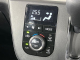 【オートエアコン】一度お好みの温度に設定すれば、車内の温度を検知し風量や温度を自動で調整。暑い&hellip;寒い&hellip;と何度もスイッチ操作をする必要はありません。快適な車内空間には必須の機能ですね♪