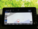 タッチ画面には地図が表示され、現在地や周辺の道を確認しながら目的地へ向かえます。画面上の案内表示と周囲のボタンで操作内容を把握しやすく、日々の移動に便利です。