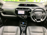 運転席と助手席を見渡せる開放的な室内で、前方や左右の確認がしやすいレイアウトです。シートや足元もすっきりまとまり、毎日の運転を気持ちよく始められます。