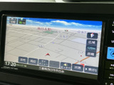 道路や周辺施設が画面上に表示され、現在地を確認しながら目的地までの道順を把握できます。縮尺や表示を選べる操作ボタンもあり、日常のお出かけに活用できます。