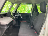 前席からフロントまわりまで見渡しやすく、運転時の視界にも配慮された室内です。落ち着いた色合いのシートと広めの窓が、日々の移動を快適に支えます。
