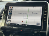 現在地や周辺の道路を画面で確認でき、目的地までの移動をサポートします。地図情報が大きく表示されるため、必要な情報を見つけやすく、お出かけの際にも便利に活用できます。