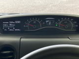 速度計や各種表示がまとまっており、運転に必要な情報を確認しやすい配置です。走行中も視線の移動を抑えながら、状況を把握しやすくなっています。