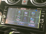FM・AMやBluetooth Audio、SDなど複数の音源が画面に表示され、好みに合わせて選択できます。操作項目が一覧で見やすく、日々の移動中も音楽を楽しめる装備です。