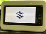 ナビゲーションとオーディオの操作をまとめて行える一体型です。画面表示と周辺ボタンを使い分けやすく、道案内や音楽再生など、日々の移動を便利にサポートします。