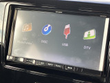 音楽やディスク、USB、テレビなど、画面上からメディアの項目を選べるオーディオです。日常の移動中も好みに合わせて音源を切り替えられ、各メニューの表示が見やすく操作の流れも把握しやすい仕様です。