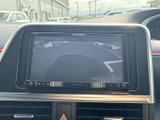 後方の映像をモニターで確認でき、駐車時や車庫入れの際に周囲を把握する助けになります。目視確認とあわせて活用することで、狭い場所での操作も落ち着いて行えます。