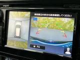 後方の映像に加えて車両周囲の表示も確認でき、駐車時に障害物との距離感をつかむ目安になります。画面のガイドを見ながら周囲を確認できるため、狭い場所での駐車を支えます。