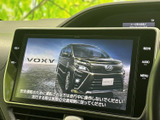 中央の大きな画面には車両のイメージが表示され、周囲のボタン表記も見やすく配置。音楽や各種メニューを扱う際に画面を確認しやすく、日々の移動をサポートします。