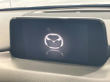 【マツダコネクトナビ】車内の雰囲気にマッチした一体型タイプのナビ。各種車輌設定やBluetooth再生等、様々な機能が楽しめます。直感的なダイヤル操作が可能で、使い勝手も良好です。