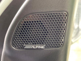【ALPINEサウンドシステム】メーカーオプションの高品位サウンドシステムを搭載。専用のチューニングが施された大小様々なスピーカーから良質なサウンドが奏でられ、臨場感あふれる音響空間を演出します。