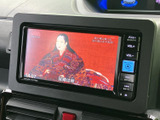 停車中にテレビ番組や映像を楽しめる画面を備え、休憩時間の過ごし方が広がります。画面表示も見やすく、車内での待ち時間をより快適に過ごしたい方にうれしい装備です。