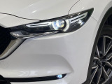 【LEDヘッドライト】悪天候や夜間走行時も良好な視界を確保し安心して運転できる高輝度LEDヘッドライトを装備!点灯速度が早く、消費電力も抑えられています。