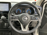 ステアリング上に複数のスイッチを備え、運転姿勢を保ちながら各種機能にアクセスできます。手元で操作をまとめやすく、メーターやナビ画面と合わせて確認できる、日常の運転に便利な装備です。