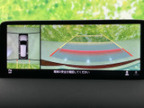 車両周辺を複数の角度から確認できる表示で、駐車時の周囲確認をサポートします。ガイド線も画面に表示されるため、車両と障害物との位置関係を把握しやすい装備です。