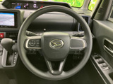 握りやすい形状で、中央のホーンや左右に配されたスイッチが運転席から手の届く位置にまとまっています。前方を見ながら操作しやすく、毎日の運転を支える使い勝手に配慮されています。