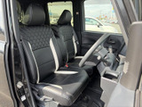 前席は視界が広く、運転席から周囲を確認しやすいレイアウトです。シートには白いアクセントが入り、足元もすっきり。乗り込んだ際に落ち着ける室内です。