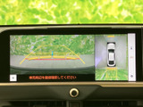 車両周辺の映像を画面で確認でき、駐車時や狭い場所での切り返しをサポート。後方の映像に加えて上から見た表示もあり、周囲の状況を把握しやすくなっています。