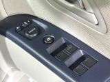 【電動格納ミラー】サイドミラーは電動格納式となっており、狭い駐車場でもキズがつくリスクを抑えられます。