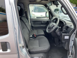 運転席と助手席が並び、前方を見渡しやすい室内空間です。シートは落ち着いた色合いで、足元にもゆとりがあり、運転する方も隣に乗る方も過ごしやすい配置です。