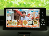 テレビ番組を画面で楽しめる装備を備えています。停車中にニュースや情報番組を視聴でき、待ち時間などの過ごし方を広げてくれます。画面には番組内容が表示され、見たい番組を確認しやすい仕様です。