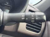 レバーには操作内容を示す表示があり、運転席から確認しやすい設計です。必要な操作を手元で行いやすく、昼夜を問わず表示を見ながら扱えるため、日常の運転をサポートします。