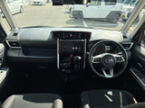 中央の画面と周辺のスイッチ類がまとまって配置され、運転席から位置を把握しやすい構成です。画面や操作部を確認しやすく、日々の移動で使う装備を手元で扱いやすい印象です。