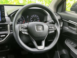 手元に複数のスイッチが配置され、運転姿勢を大きく変えずに各種機能へアクセスできます。メーターも正面に見渡せるレイアウトで、毎日の運転をサポートします。