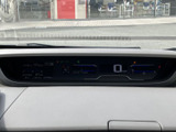 速度や走行に関する情報を、運転席から確認しやすい位置にまとめた表示部です。必要な情報を視線移動を抑えてチェックでき、日々の運転をサポートします。