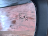 【ブラインドスポットモニター】走行中、ドアミラーの死角になりやすい箇所に後続車が接近するとサイドミラーのレンズに警告を表示!ドライバーに注意喚起をしてくれます。