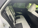 後席は明るい色を取り入れたシートで、車内に開放的な雰囲気をもたらします。窓から外を眺めやすく、座る人それぞれがゆったりと過ごせる、落ち着いた空間に仕上がっています。