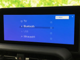 テレビやBluetooth、USBなどの選択項目が画面にまとまり、使いたい音源を確認しやすい表示です。気分や同乗者に合わせて切り替えられ、車内での時間を便利に彩ります。