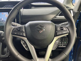 ステアリングに複数のスイッチがまとまり、運転姿勢を大きく変えずに各種機能へアクセスしやすい仕様です。手元で確認できるボタン類が、日々の運転を便利にサポートします。