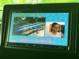 テレビ番組を停車中に視聴できる画面を備えています。休憩や待ち時間に映像を楽しめるほか、画面上の表示も見やすく、車内で過ごす時間の楽しみを広げてくれます。