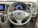 インテリアに合わせたデザインのステアリングは、運転される方のことも考え、運転しやすい形状、大きさです。是非一度、実際に触ってお確かめください。