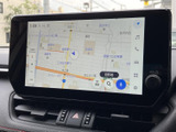 地図上に現在地や周辺の道路が表示され、目的地までのルート確認に役立ちます。画面上の検索メニューから行き先を設定でき、慣れない場所へのお出かけにも便利です。