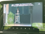 テレビ番組を画面で視聴でき、停車中の待ち時間を過ごす際にも便利です。画面下部には音量などのタッチアイコンが並び、映像を楽しみたいときに使いやすい装備となっています。